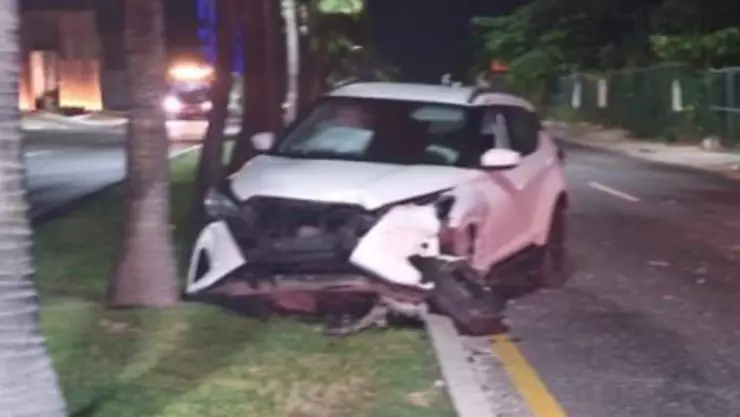 Accidente en Zona Hotelera de Cancún_ Automóvil choca contra una palmera.jpg