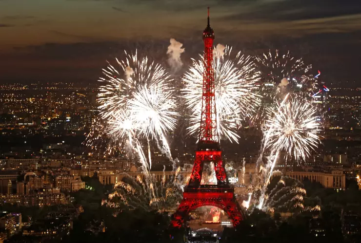 Así fue cómo se celebró el Día de la Bastilla en París, una noche llena de luces