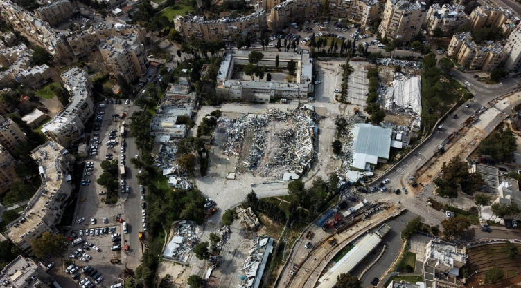 Una vista aérea de los restos de la sede en Jerusalén del Organismo de Obras Públicas y Socorro de las Naciones Unidas para los Refugiados de Palestina (UNRWA) después de que la sede fuera demolida por las fuerzas israelíes, en Jerusalén Este, el 20 de enero de 2026.