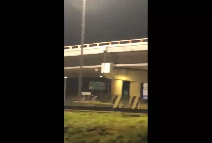 Sacan a mujer de su casa, le cortan el brazo y la cuelgan de puente.