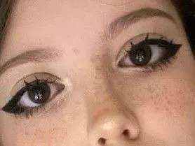 El delineado wing para ojos redondos debe empezar de la mitad del ojo hacia afuera, evitando el lagrimal