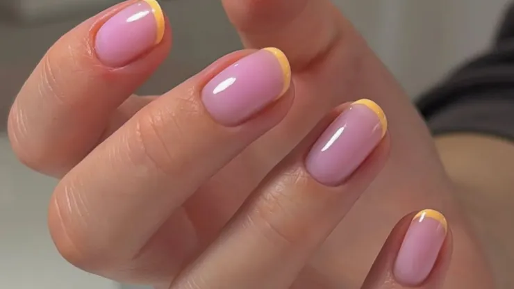 uñas francesas modernas para mujeres de 50
