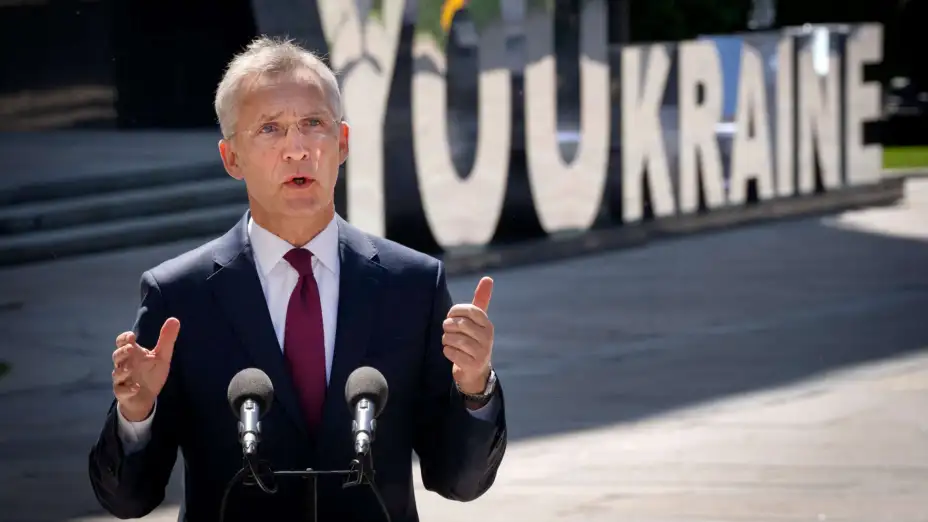 Jens Stoltenberg en conferencia de prensa en Ucrania.