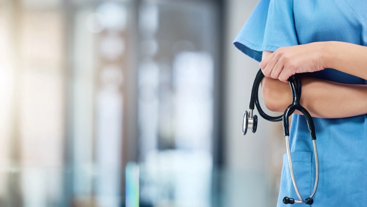 Una profesional de salud en un centro médico.