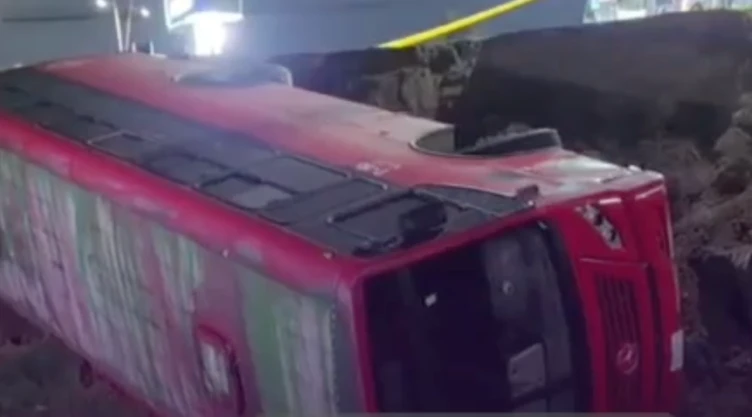 La tierra “se tragó" un camión de pasajeros en la ZMG: Fuertes lluvias provocan deslave en Zapopan - VIDEO