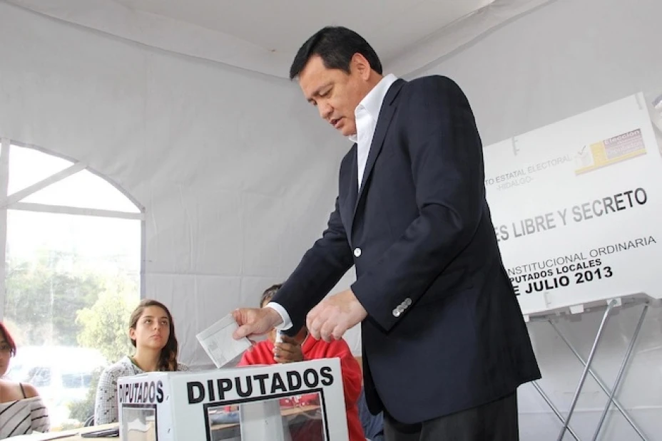 Tras emitir su voto en Hidalgo, Miguel Ángel Osorio Chong, dijo que en las elecciones en 15 estados para elegir diputados locales, alcaldes y gobernador, se mantienen en tranquilidad
