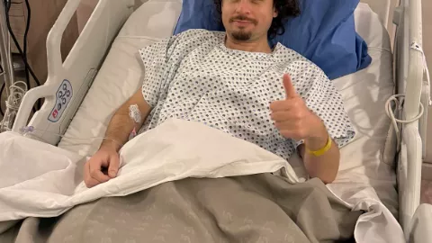 Luisito comunica hospitalizado en Japón