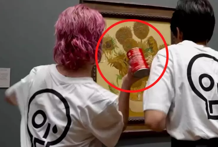 VIDEO Activistas lanzan sopa de tomate sobre famosa obra de Van Gogh
