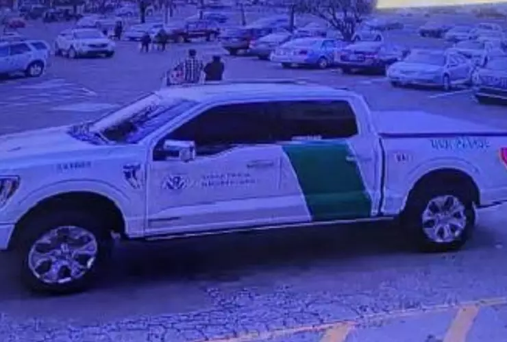 El vehículo captado por las cámaras de seguridad de la cadena