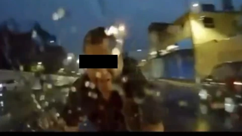 Conductor capta cómo logró escapar de montachoques