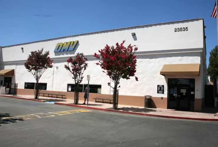 Fachada del DMV de California.