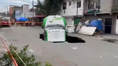 Camión cae a enorme socavón en Iztapalapa y queda captado en cámara (VIDEO)