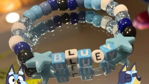 Collares interactivos con cuentas de letras de Bluey