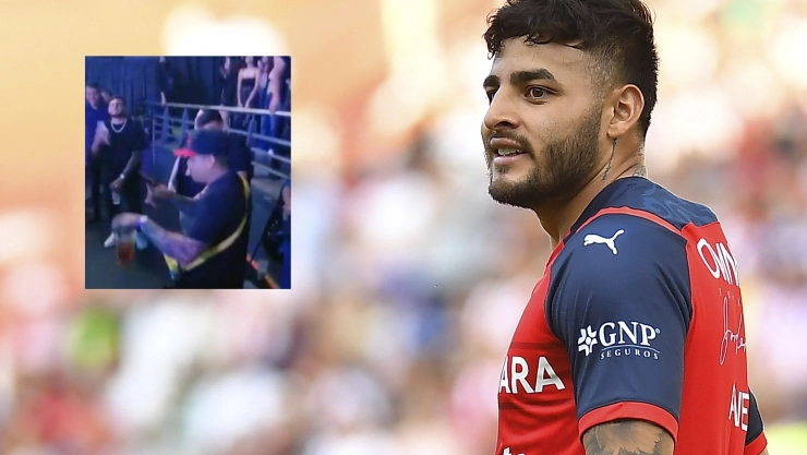 Alexis Vega jugando con las Chivas