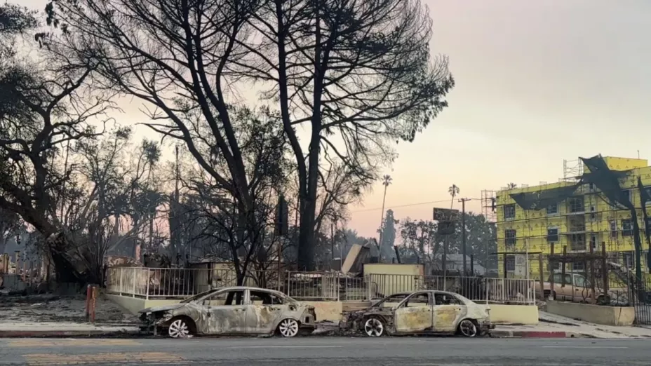 Carros quemados por los incendios en California enero 2025