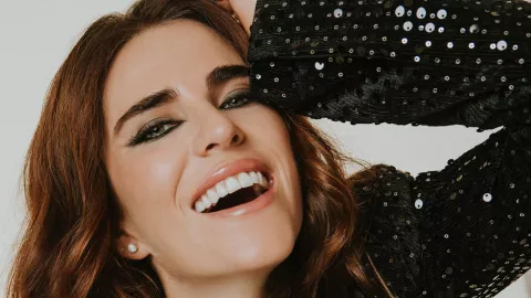 karla souza gana emmy.jpg