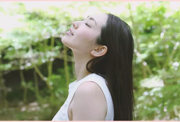 respirar profundo rodeado de plantas