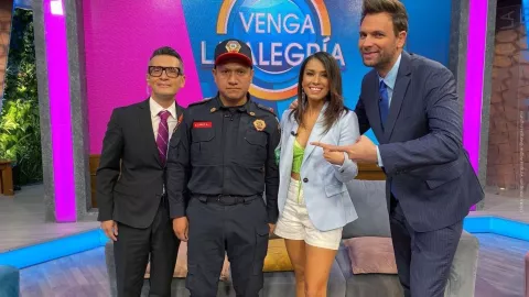 Oficial devolvió recipiente con 6 mil pesos en el metro de la CDMX.