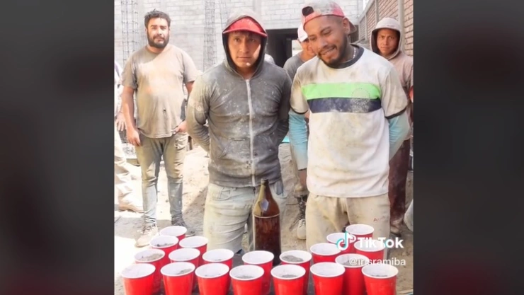 VIDEO: Albañiles responden preguntas de cultura general en TikTok
