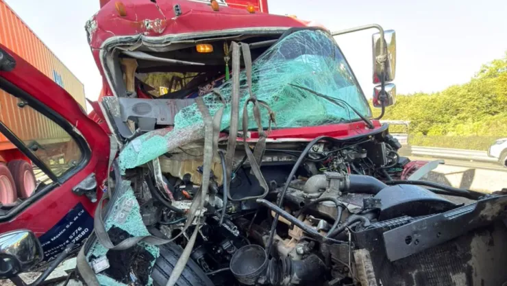 El conductor quedó atrapado en la cabina tras accidentarse sobre la carretera Xalapa-Perote