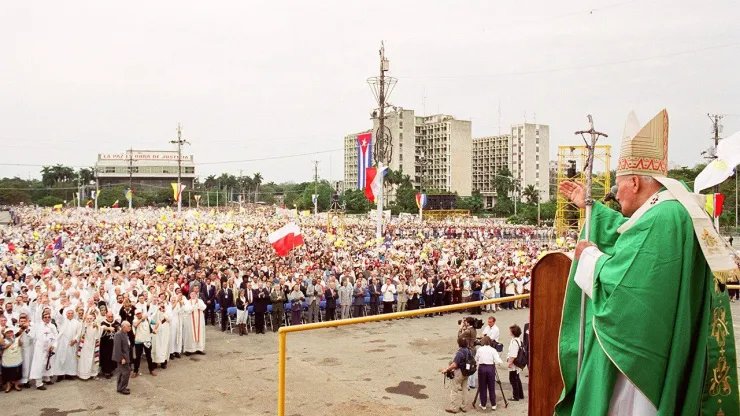 Las coberturas emblemáticas de Azteca Noticias y la visita del Papa II a Cuba
