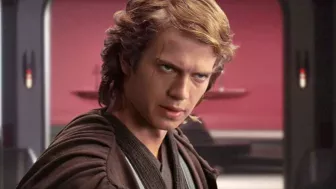 Su transición hacia Darth Vader es más que una transformación física: es un descenso moral impulsado por el miedo a la pérdida y la manipulación de Palpatine.