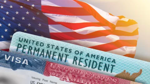 Una Green Card y una visa de Estados Unidos.