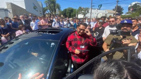 Alumnos regalan auto a profesor
