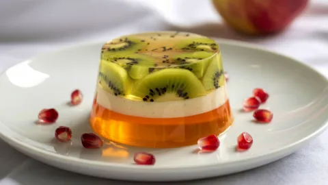 La gelatina es una fuente de proteína casi pura con aminoácidos clave que pueden mejorar articulaciones, piel, sueño y control del apetito.