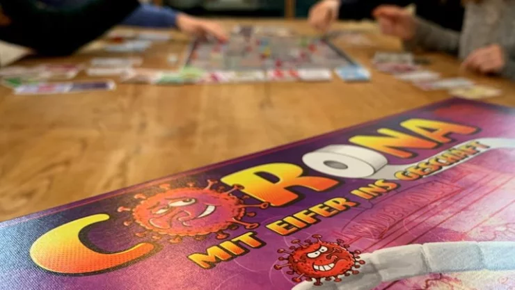 Las hermanas Schwaderlapp trabajaron en el juego durante la mayoría de las noches de la cuarentena impuesta en la primavera en Alemania, incorporando gradualmente más elementos de las noticias sobre la pandemia de la COVID-19.