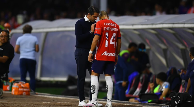 Fernando Gago habla con Chicharito Hernández