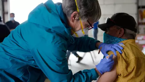 adulto mayor_vacuna covid.jpg