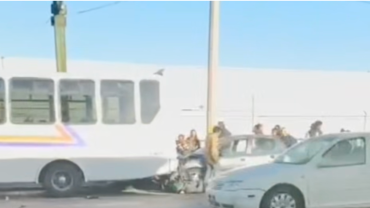 Aparatoso accidente deja conductores prensados en el Bulevar Esteban de Antuñano hoy
