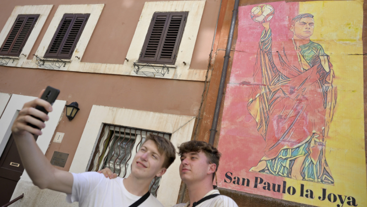Mural de Paulo Dybala en las calles de la ciudad de Roma