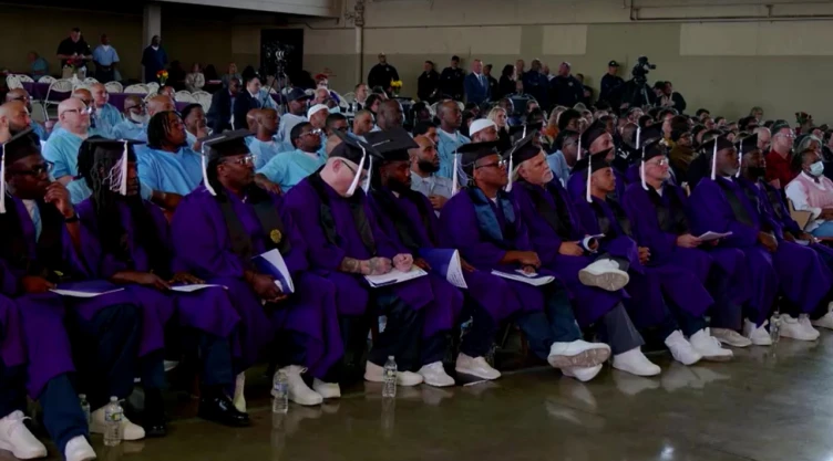 Presos se gradúan de una de las 10 mejores universidades de Estados Unidos