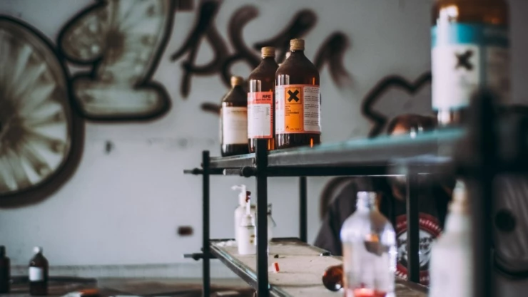 Mujer asesina a su esposo y lo echa en tambo son sosa cáustica