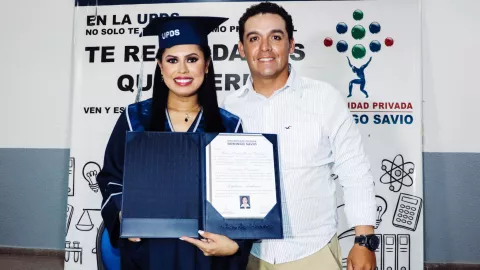 mujer embarazada titulo universitario