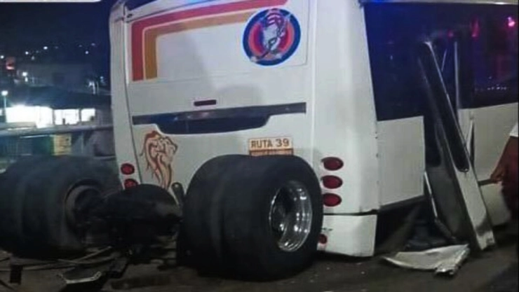 Autobús de pasajeros perdió eje trasero mientras circulaba en puente de Chimalhuacán