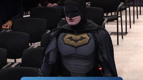 Ciudadano vestido de Batman exige frenar cooperación con ICE antes del Super Bowl