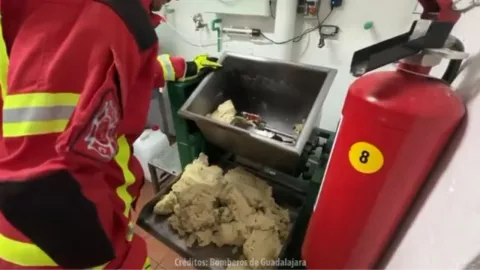 Joven queda atrapada de una extremidad en un molino de cocina en la colonia Monraz