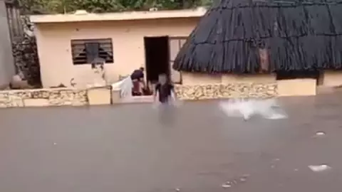 Tras fuertes temperaturas, reportan INUNDACIONES por fuertes lluvias en tekit