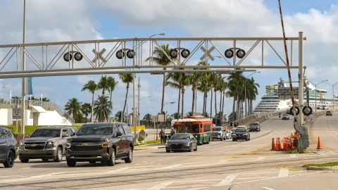 Coches en una carretera de Miami