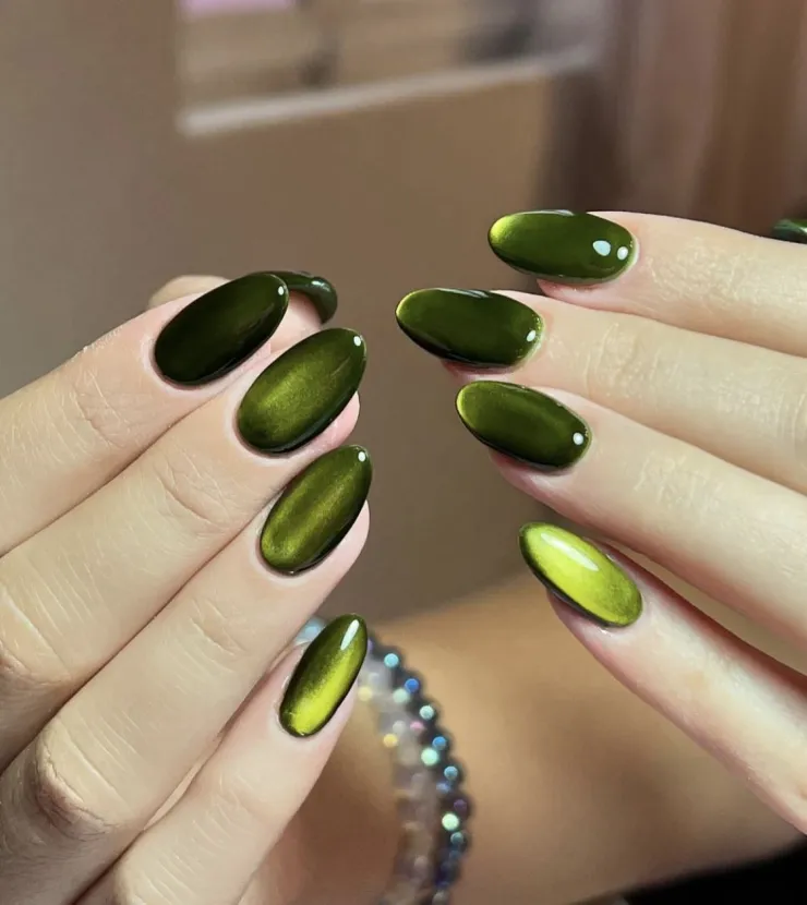 Uñas verdes con efecto glossy