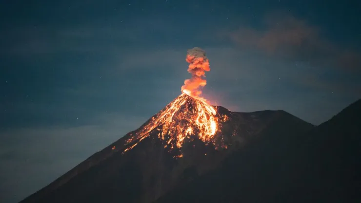 Volcá haciendo erupción