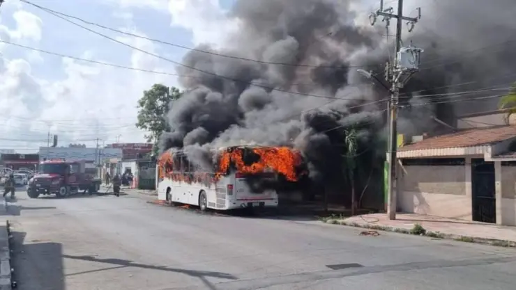 Reportan incendio de autobús en la Avenida López Portillo