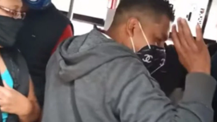 Un usuario de Metrobús de la Ciudad de México dio a conocer a través de un video publicado en redes sociales que un presunto ladrón en compañía de otros dos sujetos intentó robar su teléfono celular.