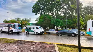Frente frío ocasiona tránsito lento en calles de Cancún