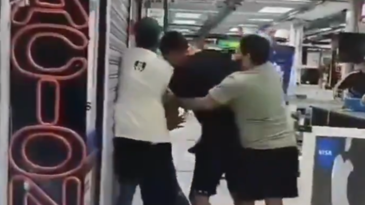 ¡Directo a los golpes! Cliente y locatario protagonizan pelea en Plaza de Cuernavaca.png