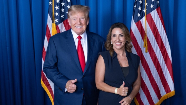 Foto de Donald Trump y Sara Carter, zar antidrogas de Estados Unidos.