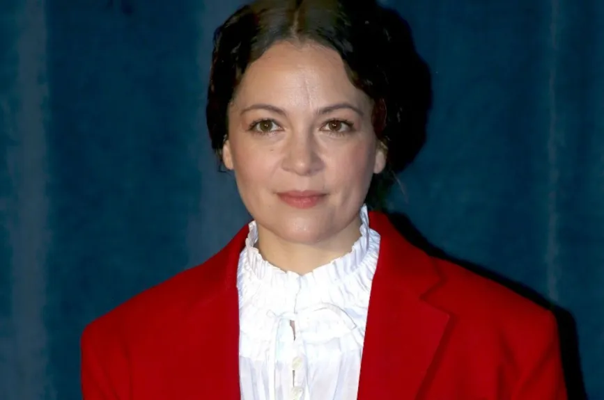 El día de ayer, Natalia Lafourcade sorprendió a todos con la noticia de que está en la espera de su primer bebé a los 41 años. Hoy te traemos un recuento de las famosas que se han convertido en mamás después de los 40.